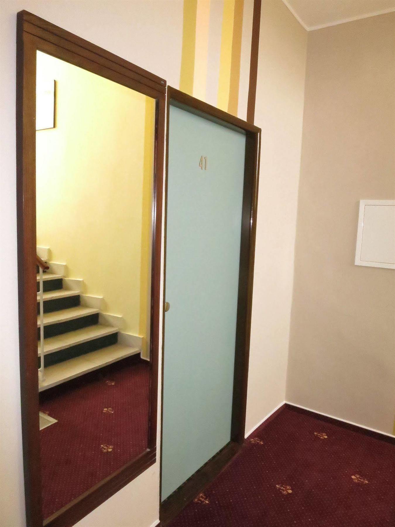 Hotel Mira Inn Praag Buitenkant foto