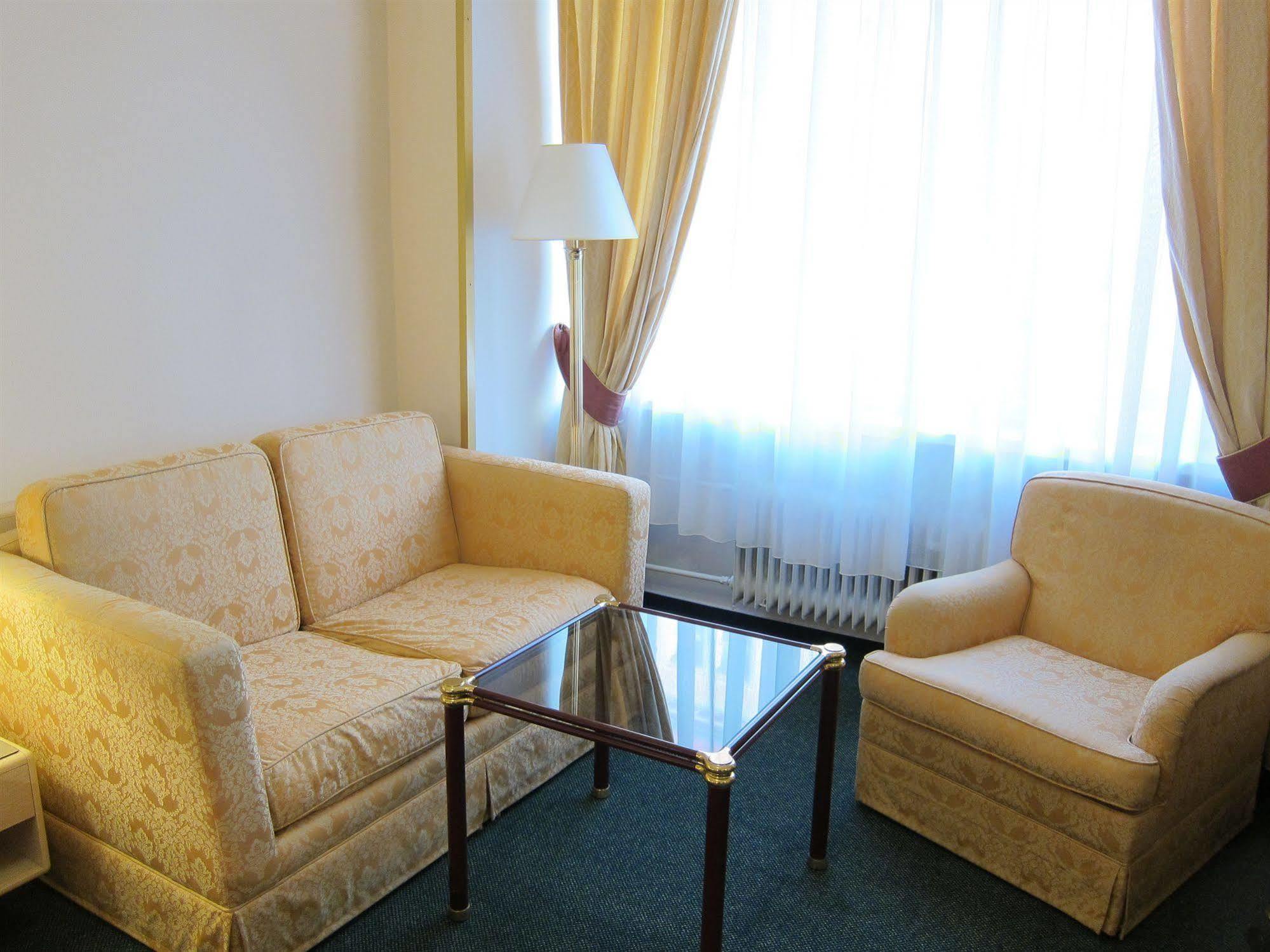 Hotel Mira Inn Praag Buitenkant foto