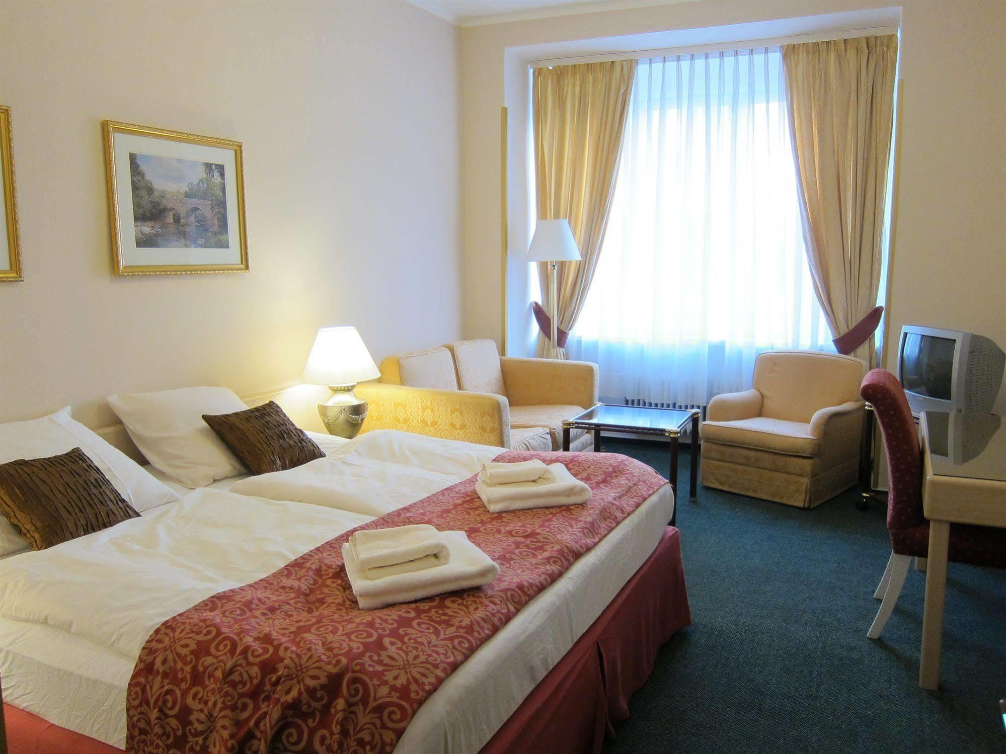 Hotel Mira Inn Praag Buitenkant foto
