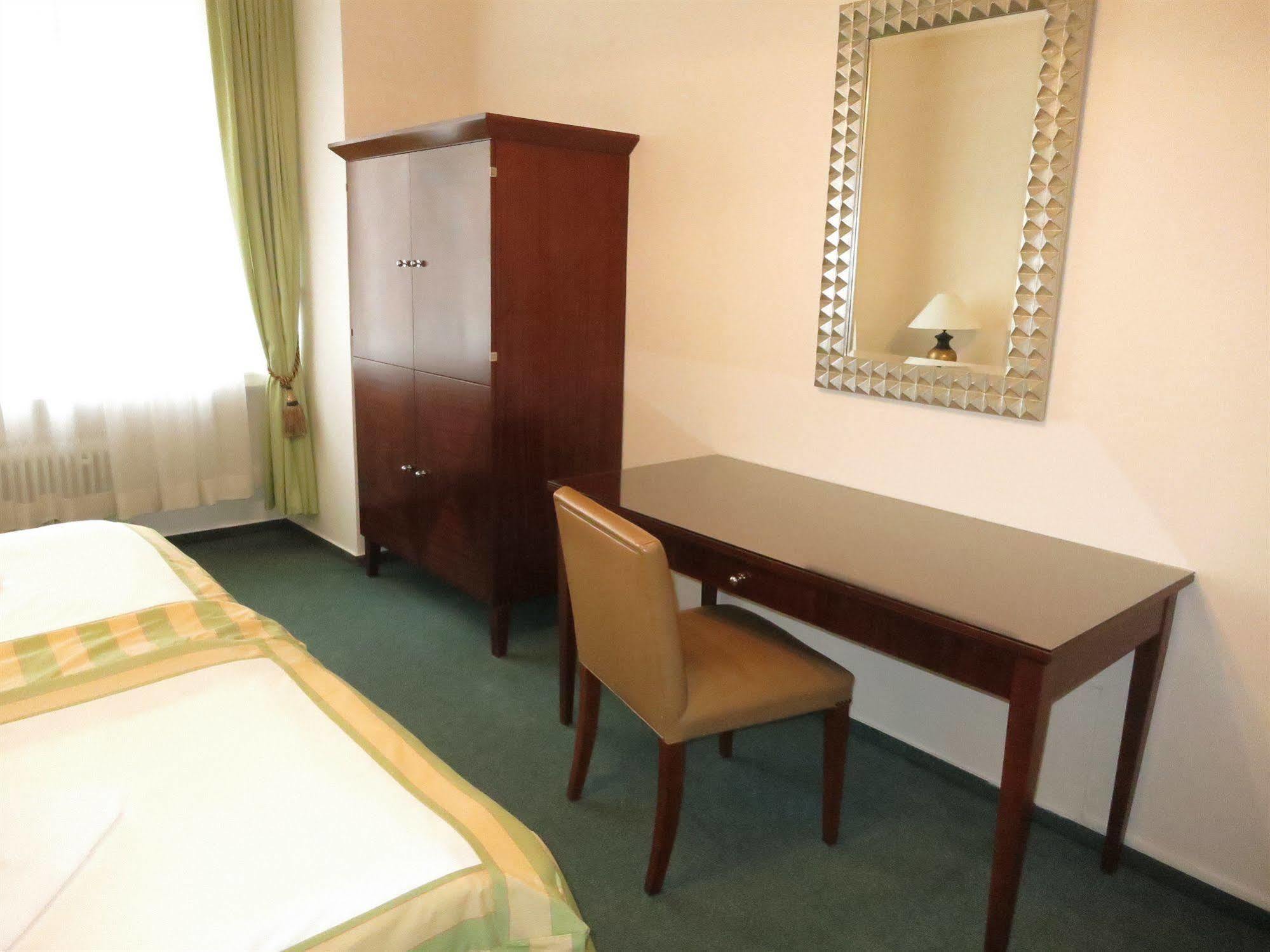 Hotel Mira Inn Praag Buitenkant foto