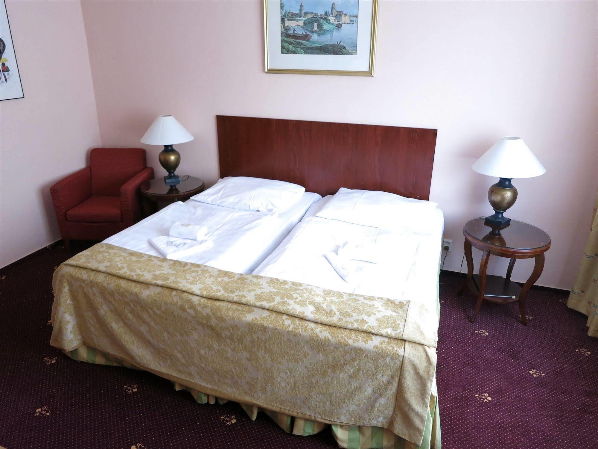 Hotel Mira Inn Praag Buitenkant foto
