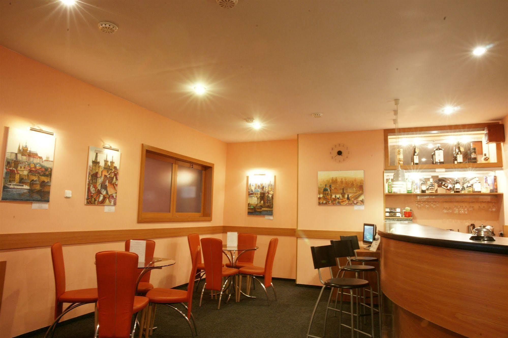 Hotel Mira Inn Praag Buitenkant foto
