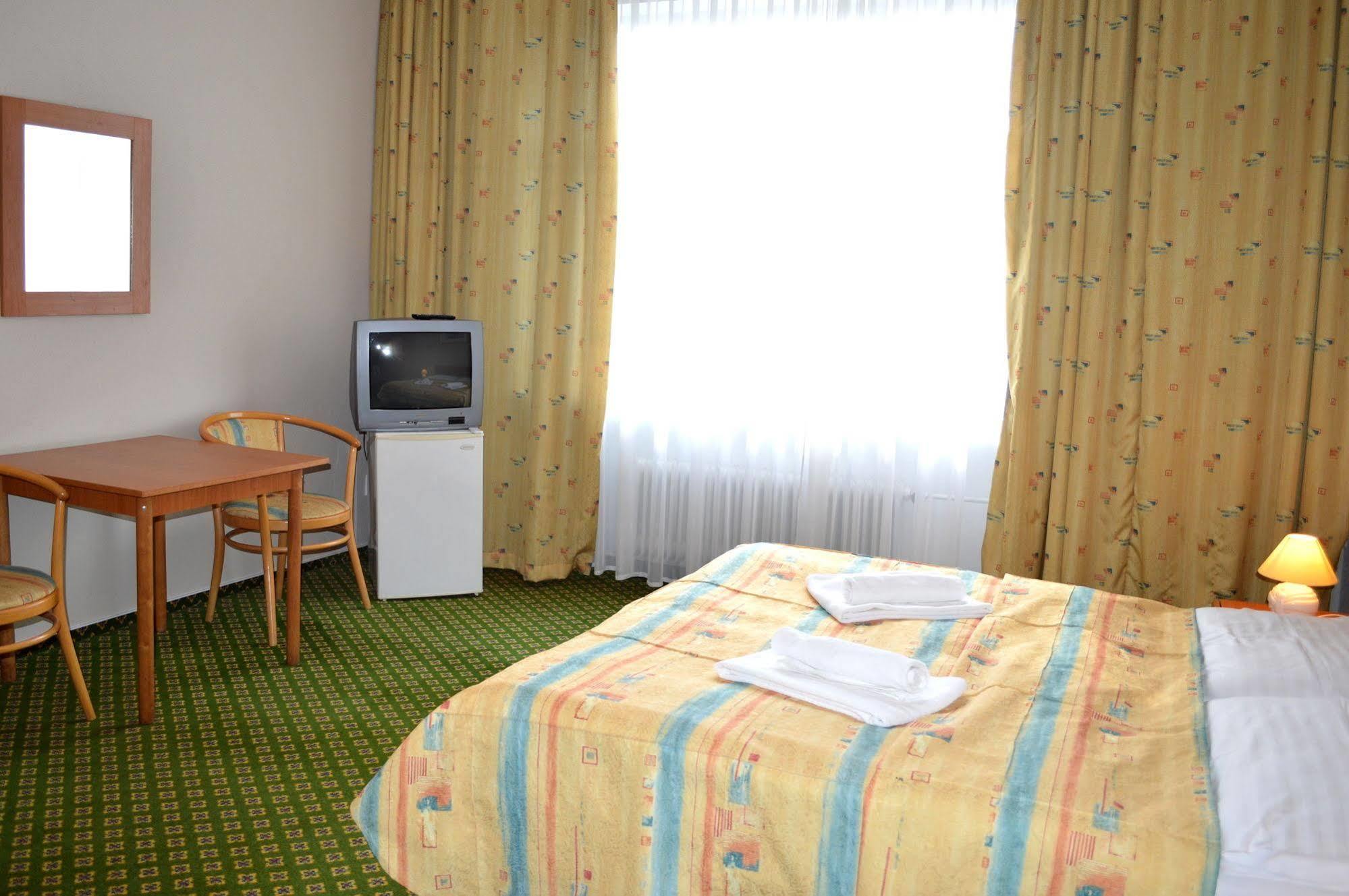Hotel Mira Inn Praag Buitenkant foto