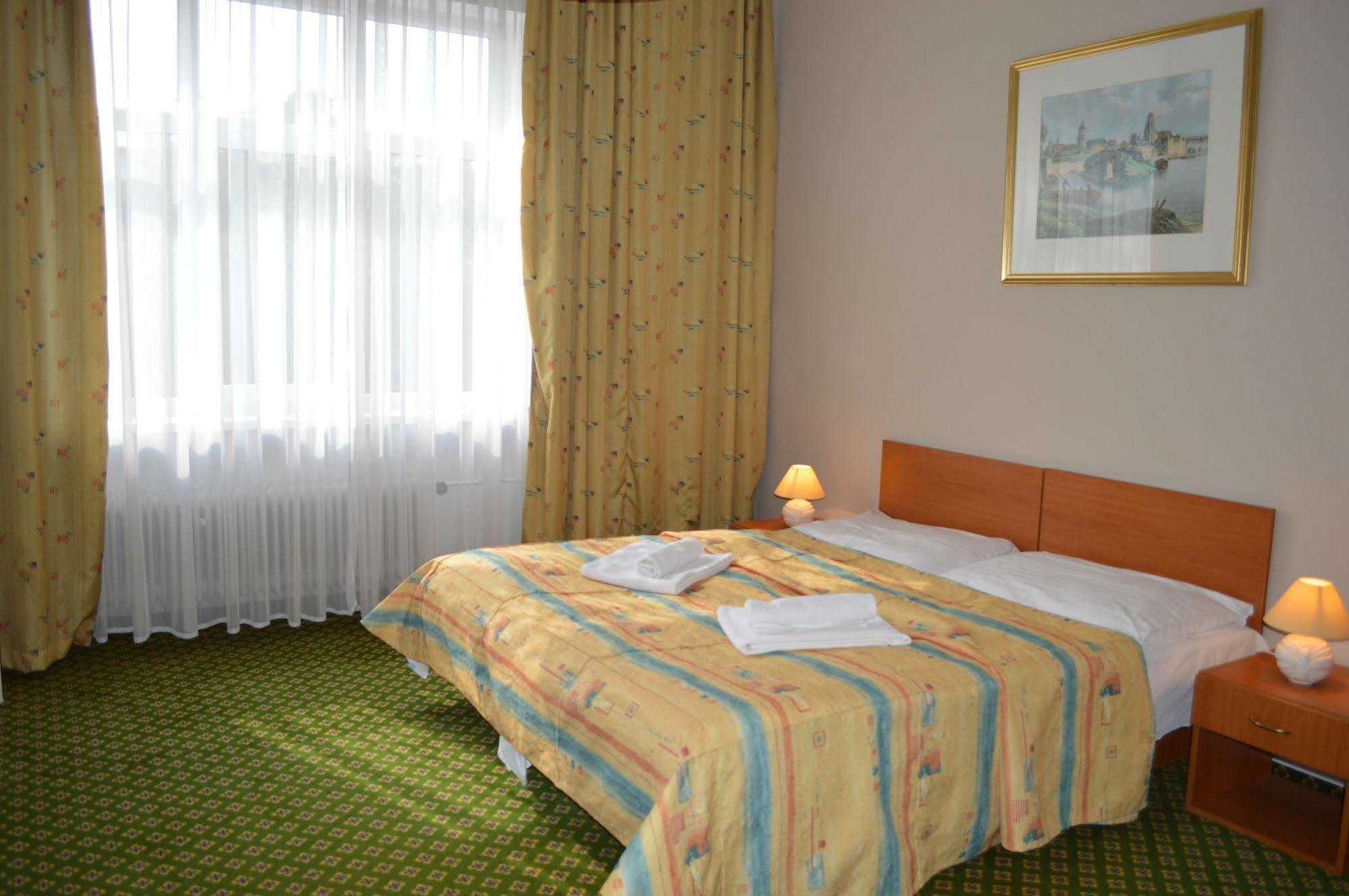 Hotel Mira Inn Praag Buitenkant foto