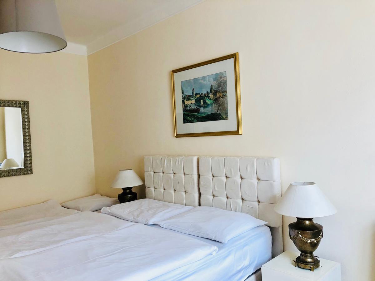 Hotel Mira Inn Praag Buitenkant foto
