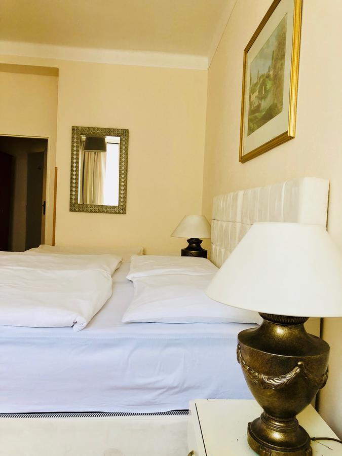 Hotel Mira Inn Praag Buitenkant foto