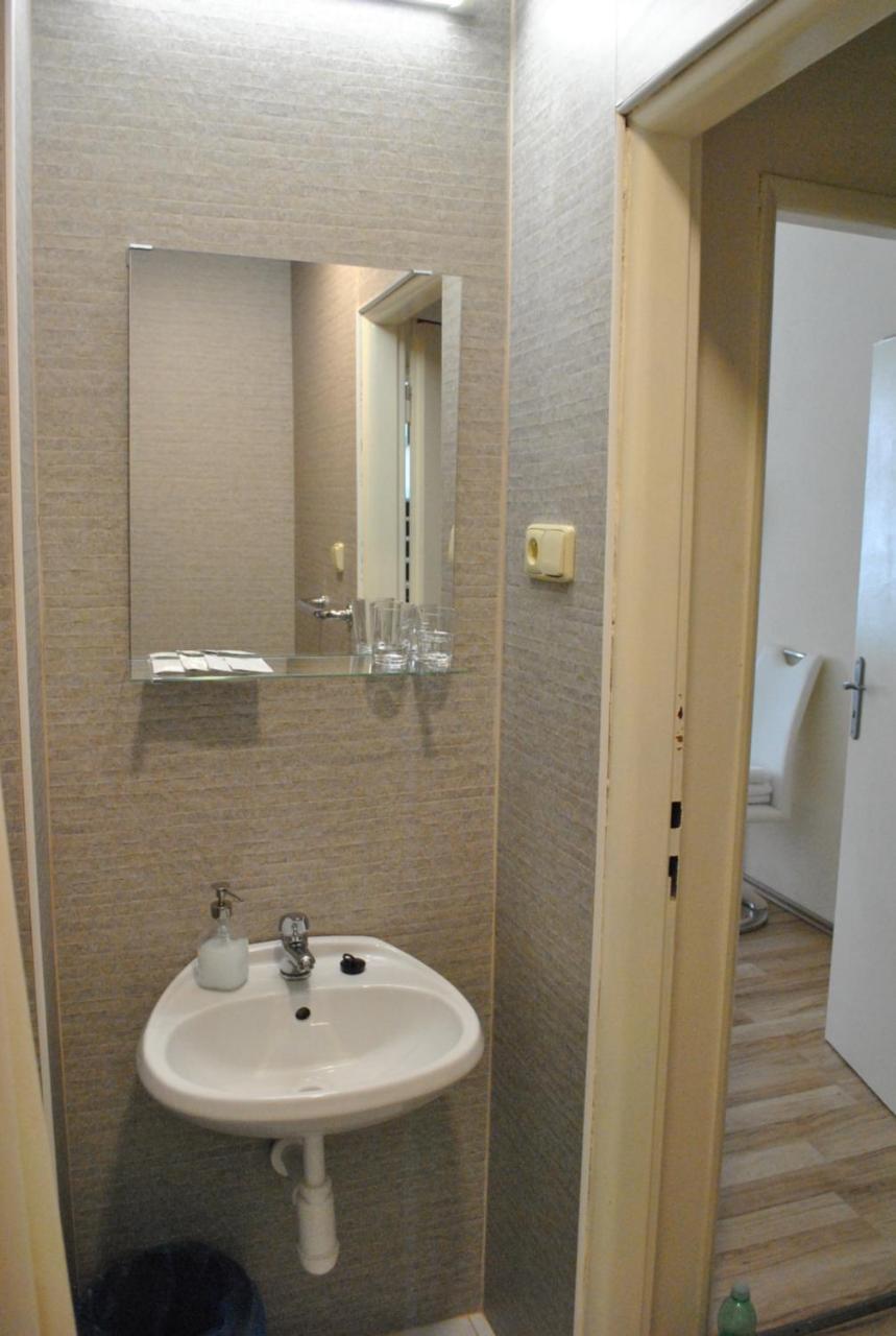 Hotel Mira Inn Praag Buitenkant foto