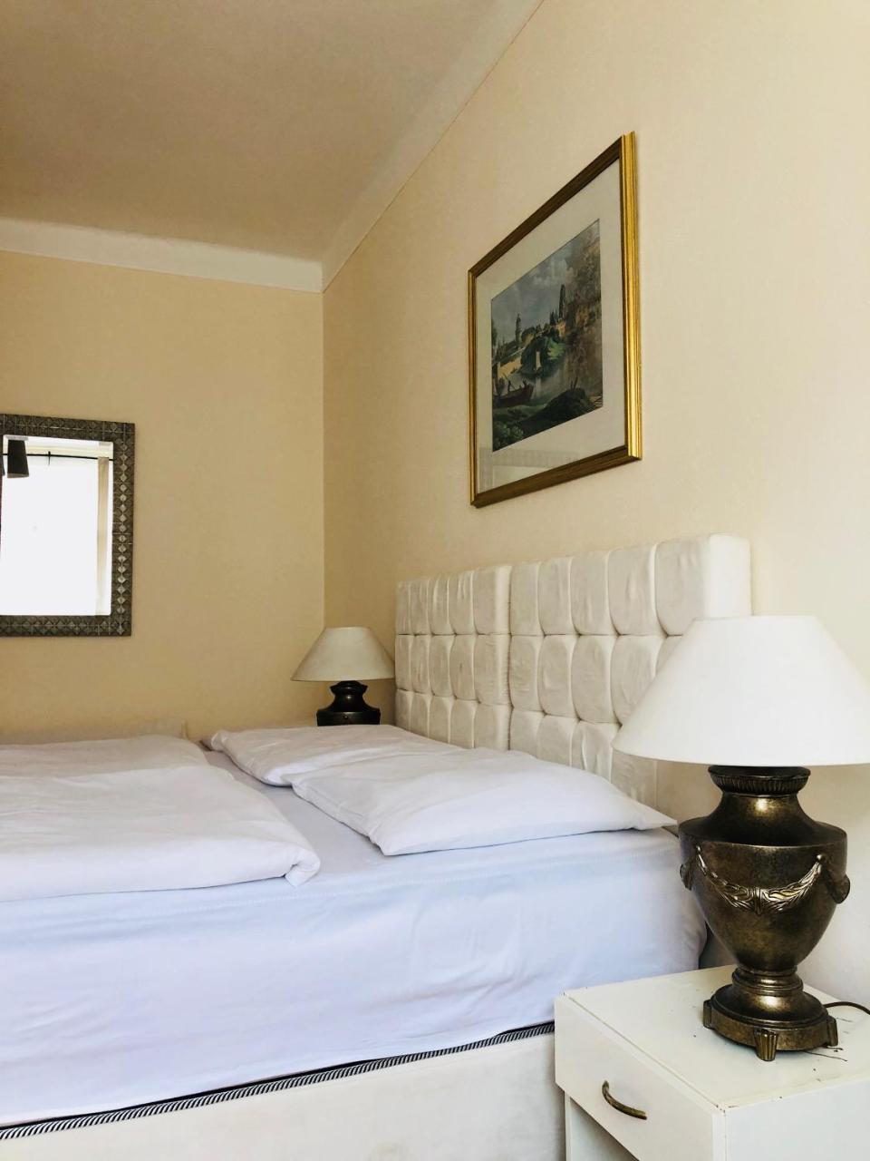 Hotel Mira Inn Praag Buitenkant foto