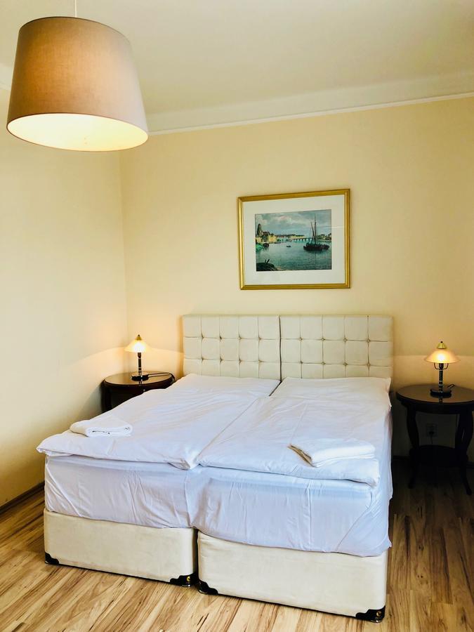 Hotel Mira Inn Praag Buitenkant foto