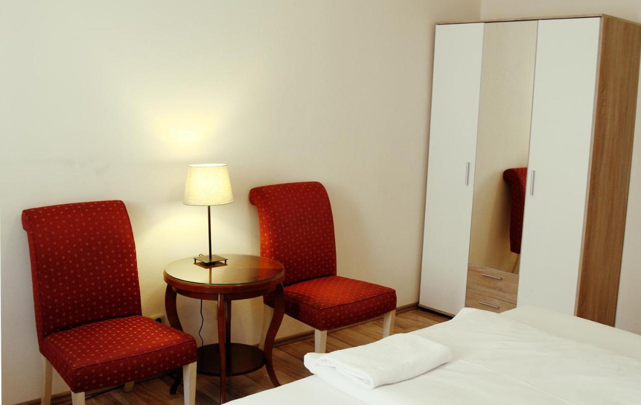 Hotel Mira Inn Praag Buitenkant foto