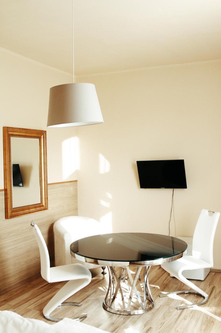 Hotel Mira Inn Praag Buitenkant foto