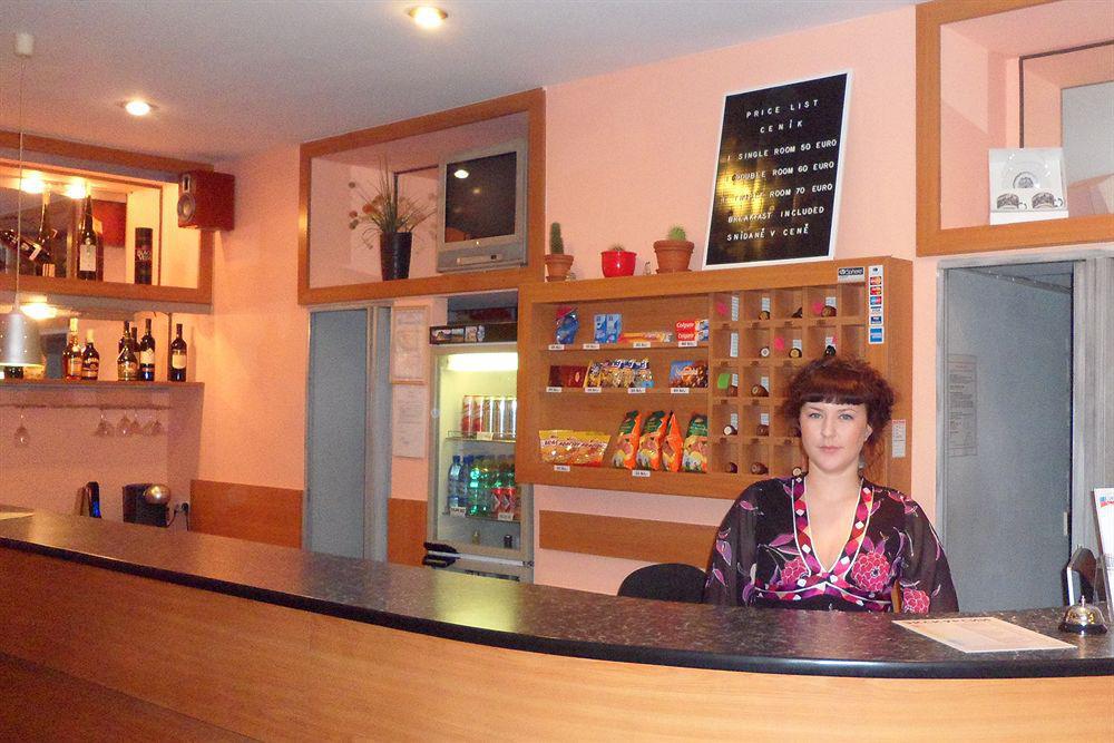 Hotel Mira Inn Praag Buitenkant foto